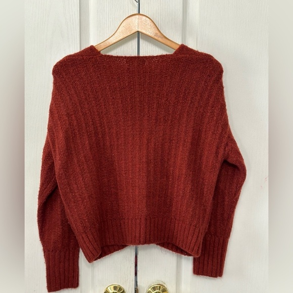 Altar'd State Women's Long Sleeve V-Neck Cropped Sweater Size S/M Rust Red - Picture 2 of 4